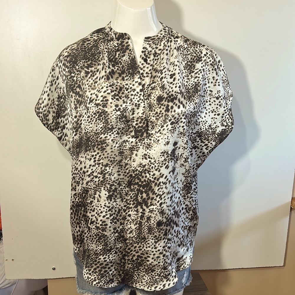 EVENUEL LEOPARD PRINT BLOUSE TWO FRONT BUTTONS falling shouldersIN SIZE SMALL